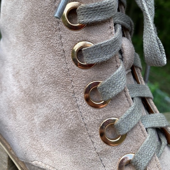 Beast boot from Buckle. Taupe color w/coppery gold detail 2.5” heel. size 6 NWOB - Picture 4 of 16